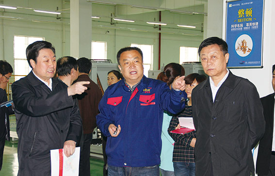 甘肅省省政協(xié)副主席張津梁與總經(jīng)理進(jìn)行交流